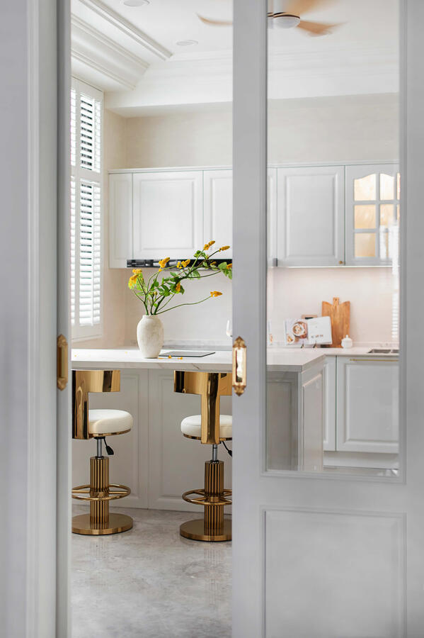 探索早餐吧、咖啡桌與親子互動的舞台