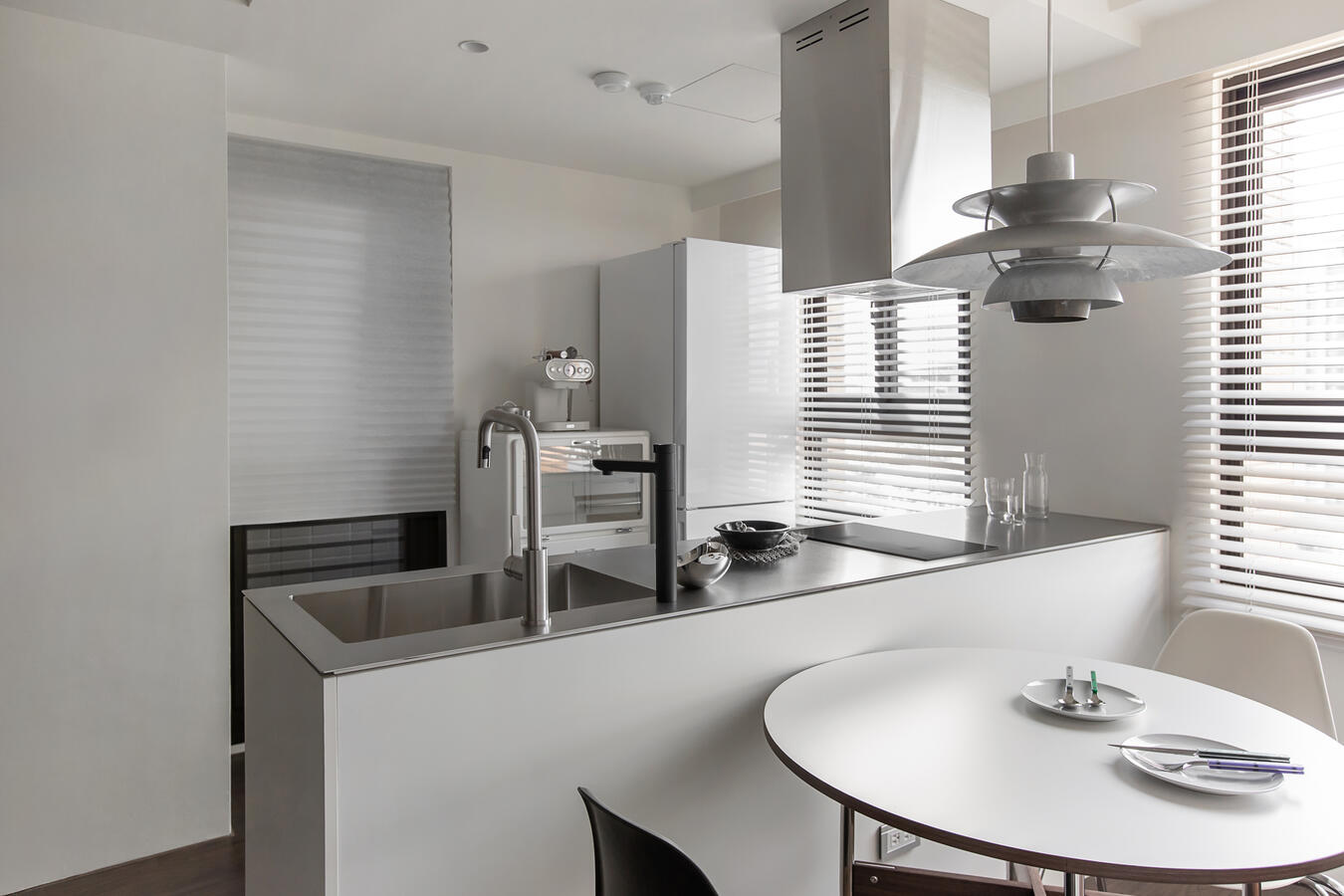 探索早餐吧、咖啡桌與親子互動的舞台