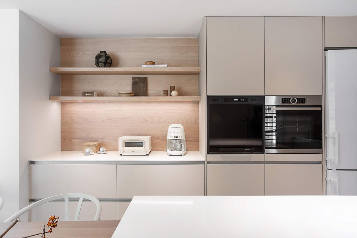 層板下方與櫃體內精心計算的崁入式暖色溫線性照明，則在夜晚為這個家，點亮一盞最溫暖的光