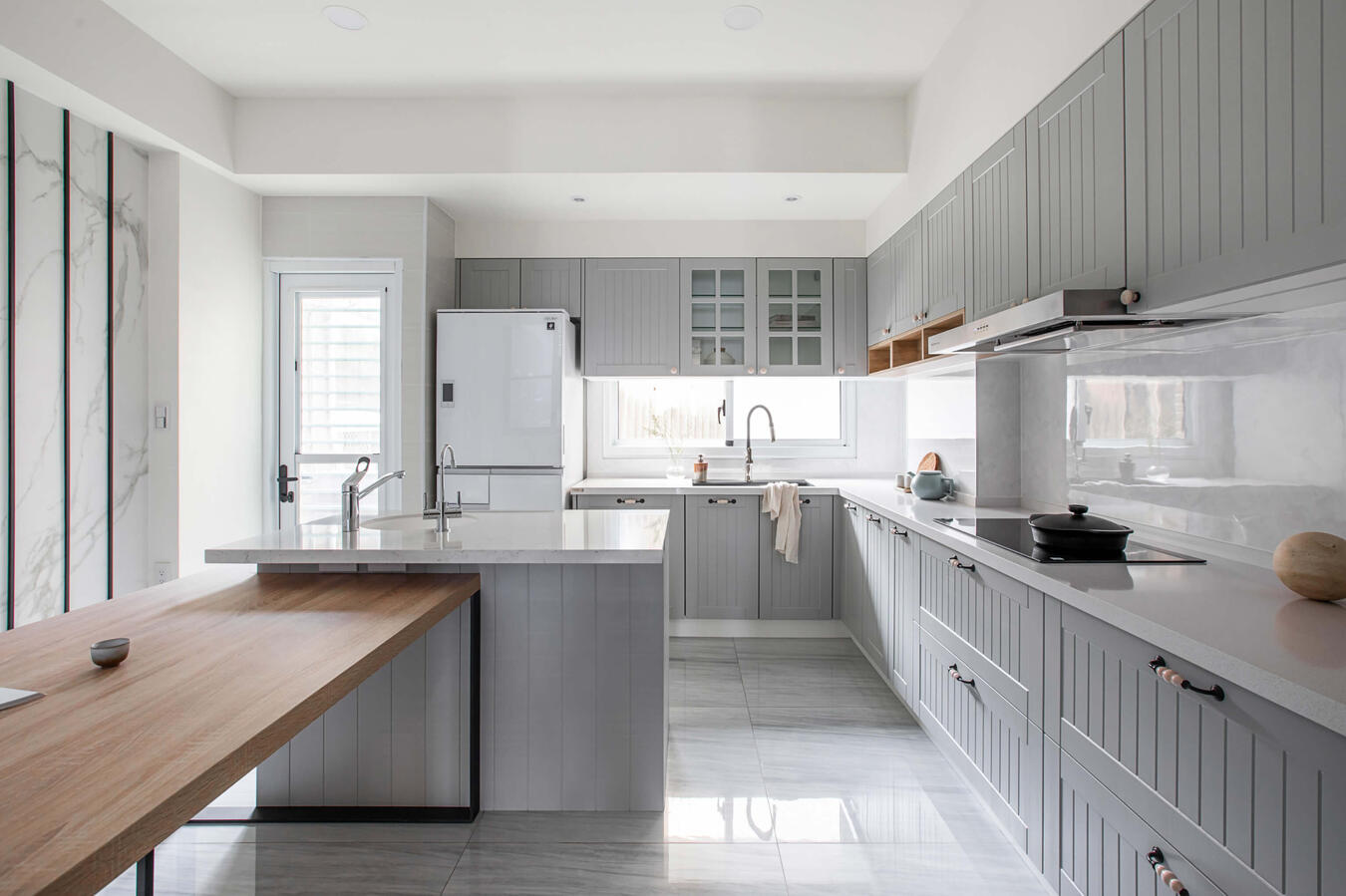 溫潤木紋與靜謐灰的協奏曲